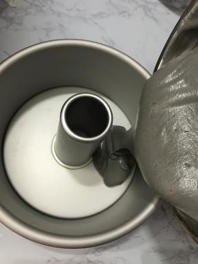 把面糊从高处倒入7寸中空模具中，轻震出大气泡。