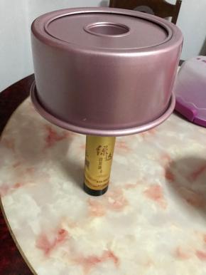 出炉后从高处摔一下迅速倒扣在酒瓶上，冷却后脱模即可。