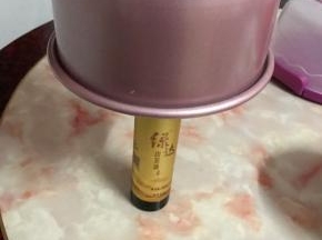 出炉后从高处摔一下迅速倒扣在酒瓶上，冷却后脱模即可。