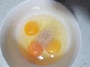 鸡蛋打到碗里，加少许白胡椒粉。