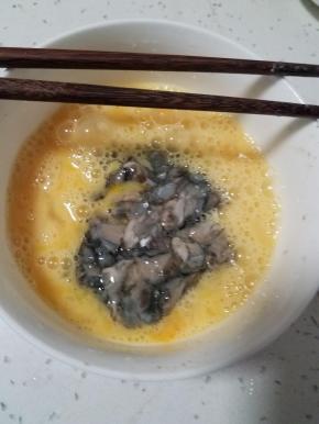 把生蚝倒入蛋液内。