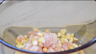 把鸡肉、玉米粒放入锅中