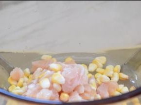 把鸡肉、玉米粒放入锅中