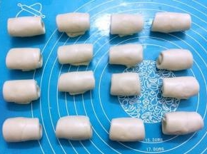 全部做好盖上保鲜膜醒发15分钟