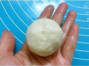 利用虎口慢慢收起来直至全包裹上油酥