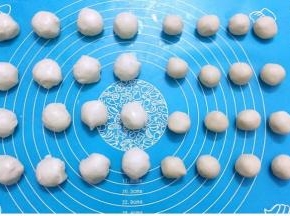 把水油皮和油酥分别都分成16份