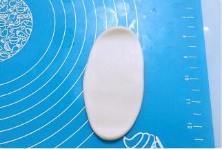 取一个面团擀成椭圆形