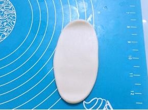 取一个面团擀成椭圆形