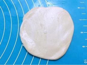 再擀成中间厚四边薄的面片