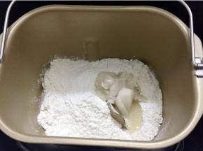 把水油皮材料全放入面包机