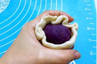 包好后利用虎口慢慢收起