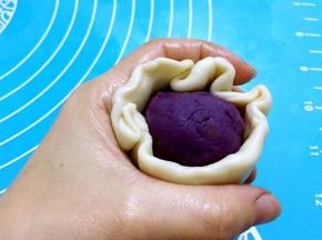 包好后利用虎口慢慢收起