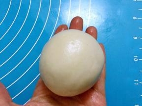 直到完全包裹住后收口捏紧揉圆