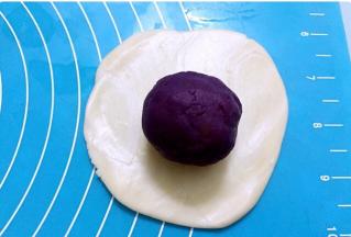 放上紫薯蛋黄