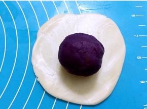 放上紫薯蛋黄