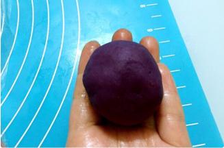 包起来后利用虎口慢慢收口揉圆