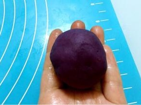 包起来后利用虎口慢慢收口揉圆