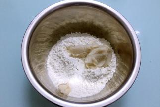 把油酥材料放入盆中