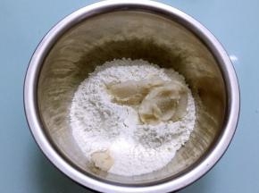 把油酥材料放入盆中