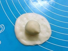 取一水油皮按扁放入油酥