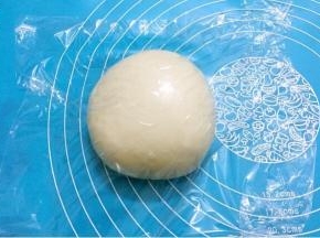 盖上保鲜膜醒发30分钟