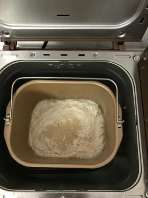 将主面团材料中，除黄油，盐以外材料放入面包机中，揉至扩展阶段。