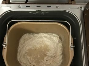 将主面团材料中，除黄油，盐以外材料放入面包机中，揉至扩展阶段。
