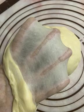 加入黄油、盐，揉至完全阶段。