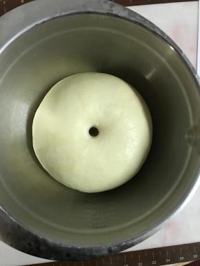 将面团揉圆放入盆中，室温发酵至2倍大。