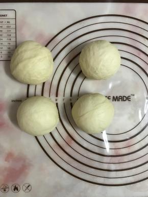 将面团平均分成4份，进行排气，滚圆松弛15分钟。