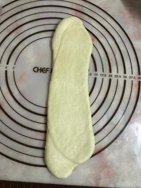 松弛完成后再将面团擀成长舌状。