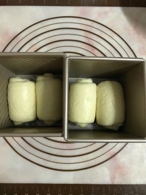 从上而下卷起，捏紧收口，放入模具中。