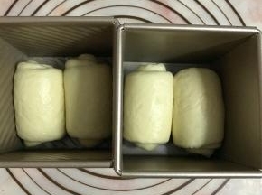 从上而下卷起，捏紧收口，放入模具中。