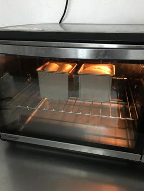 发至8分满后取出，放入预热好的烤箱180度25分钟。
出炉后立刻倒出，放凉后装袋保存。