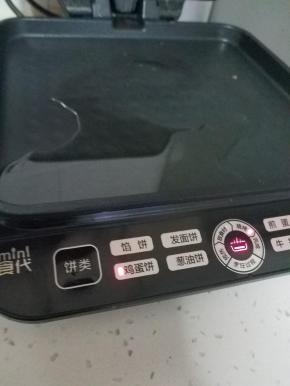 电饼铛淋少许油，选择鸡蛋饼功能预热。