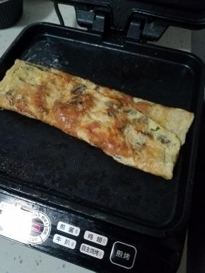 卷成长条，如果喜欢厚蛋烧的感觉，这个时候可以取一个竹帘子进行定型。