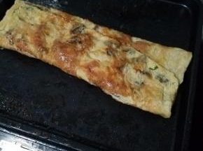 卷成长条，如果喜欢厚蛋烧的感觉，这个时候可以取一个竹帘子进行定型。