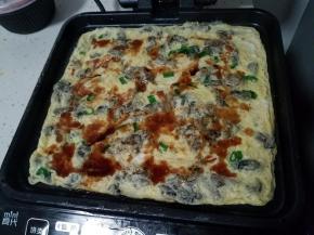 在上面淋上糖醋汁，这个不放也很好吃，淋的酱汁根据个人洗好选择即可。