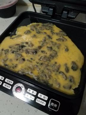 预热完成后，把准备好的蛋液倒入电饼铛。