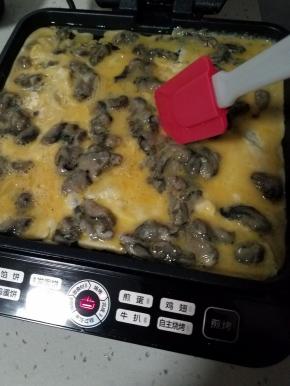 用小刮刀把蛋液摊平。