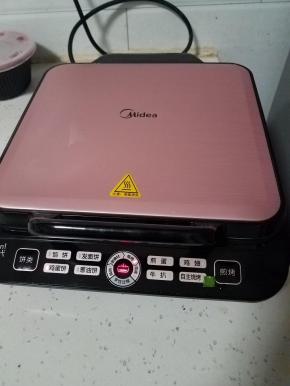 然后盖上上层盖子，双层煎烤。在电饼铛的接缝处会有水蒸气，是正常现象，但是小心手，不要烫到。