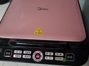 然后盖上上层盖子，双层煎烤。在电饼铛的接缝处会有水蒸气，是正常现象，但是小心手，不要烫到。