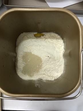 将主面团材料中，除黄油，盐以外材料放入面包机中，揉至扩展阶段。