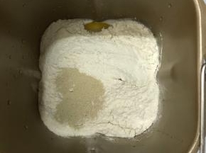 将主面团材料中，除黄油，盐以外材料放入面包机中，揉至扩展阶段。