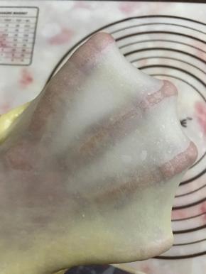 加入黄油、盐，揉至完全阶段。