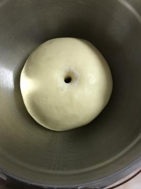 将面团揉圆放入盆中，室温发酵至2倍大。