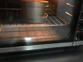 放入预热好的烤箱180度40分钟。