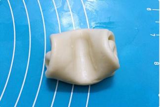 用手指在面团中间压一下