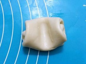 用手指在面团中间压一下