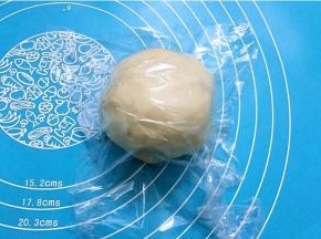盖上保鲜膜醒发30分钟